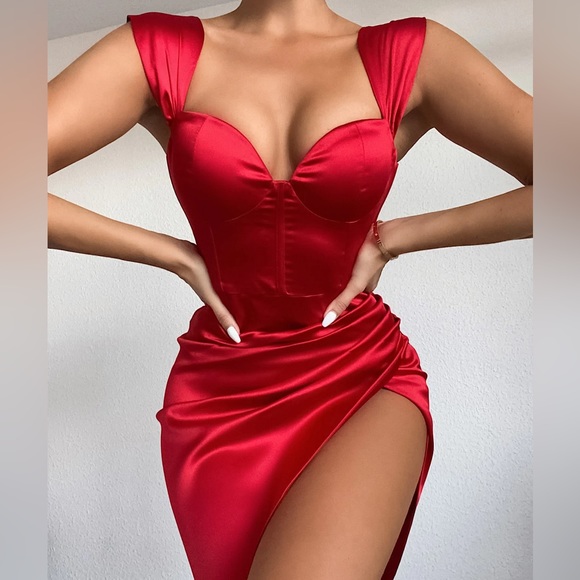 Miss Circle Satin Red Hedy Dress / Size: M (6-8) - Picture 3 of 8